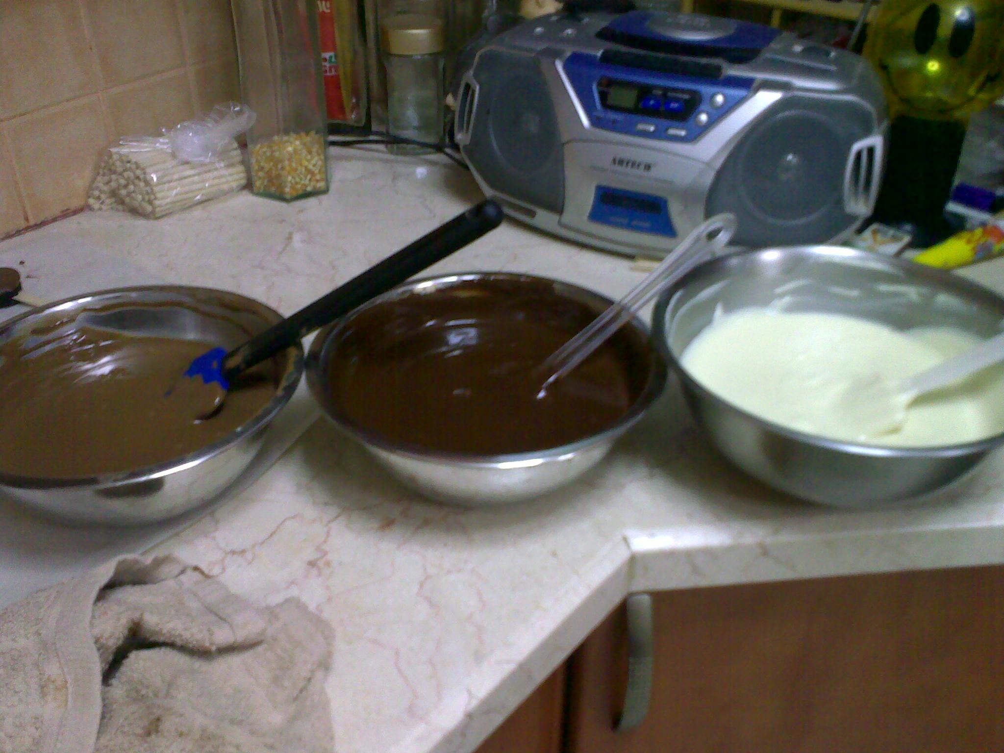 קערות שוקולד לבן, שוקולד חלב, ולשוקטולדמריר ממתינות לשוקוהוליק יובל חדד 054-5640190 נכון שפשוט בא להכניס אצבע וללקק?