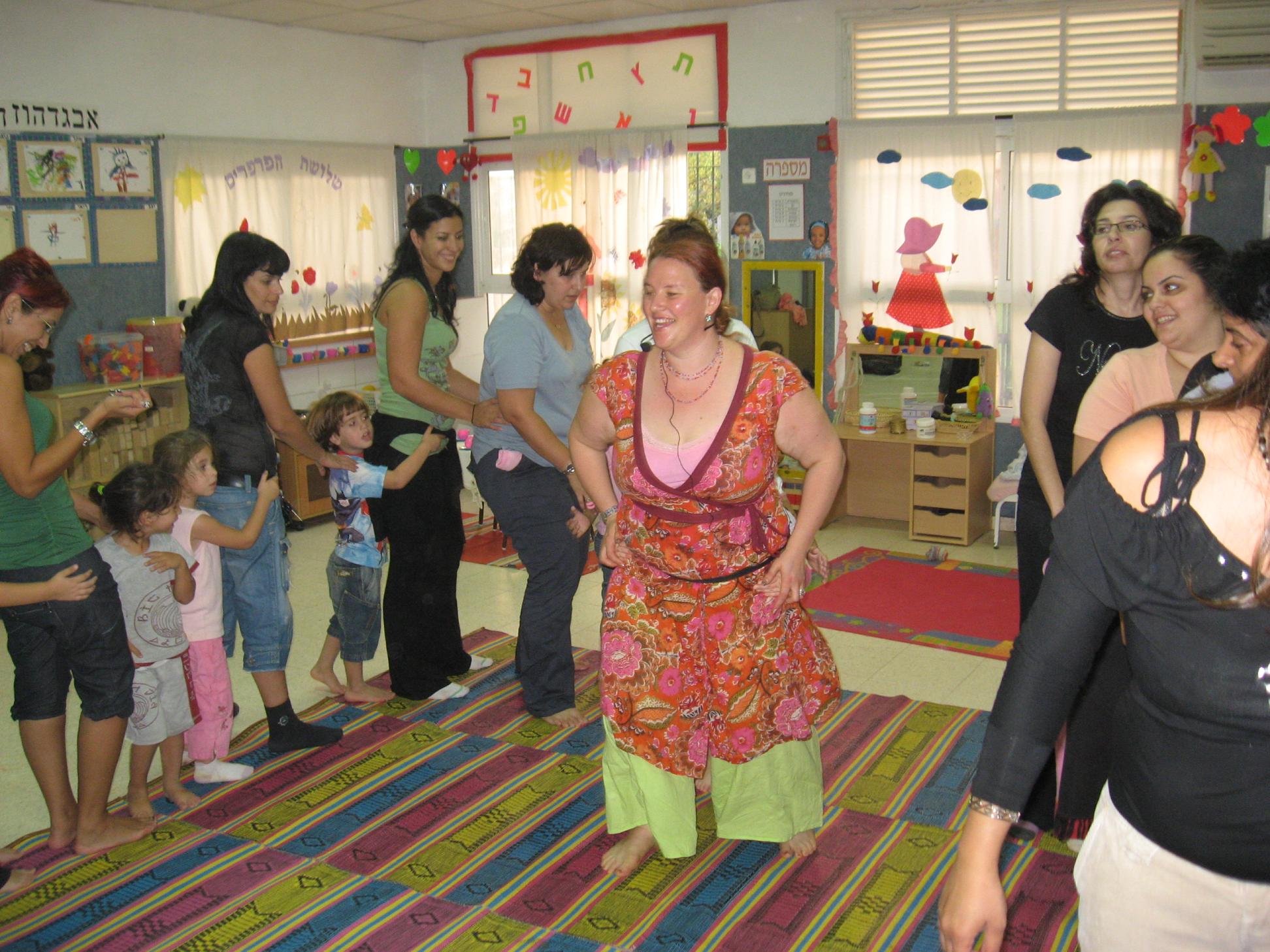 סדנאות לילדים או הורים וילדים 054-6400043 דבי ינקו חדד מורת  מרצה אקדמית על הומור וצחוק